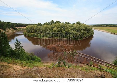 Tara River near the village of Okunevo.