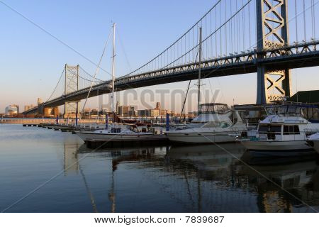 Мост Бен Франклин в сумерках.