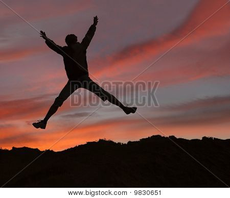 Vor Sonnenuntergang Wolken springen