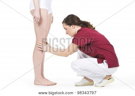 physiotherapist doing a knee evaluation