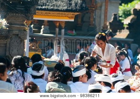 People praying in Turta Empul temple