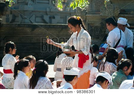 People praying in Turta Empul temple