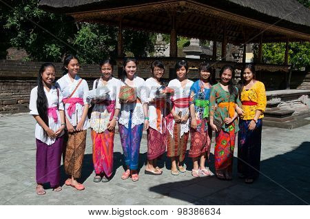 Beautiful Hindu girl in Turta Empul temple for praying