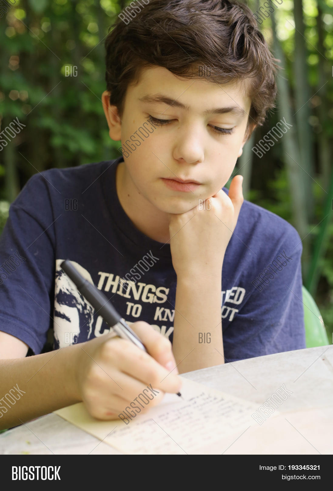 Мальчик пишет в тетради. Write me boy. Тетради для мальчиков. Write me boy. Писающий мальчик.