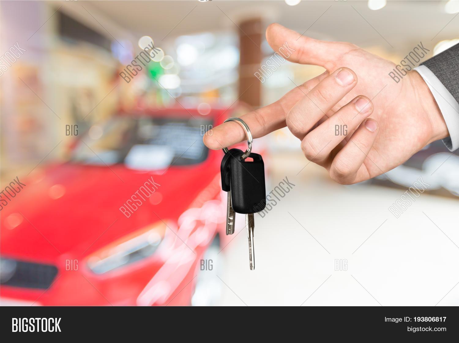 автопрокат br владелец. Freely автопрокат. лизинг авто. человек с ключами от машины. субаренда авто.