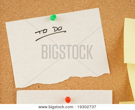 grande immagine di note appuntata una bacheca