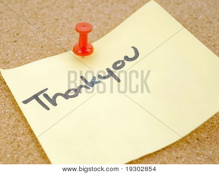 grande immagine di una nota thankyou appuntata una bacheca
