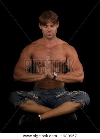 Izmos férfi meditál