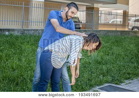 guy making the heimlich maneuver to a girl while she's chocking