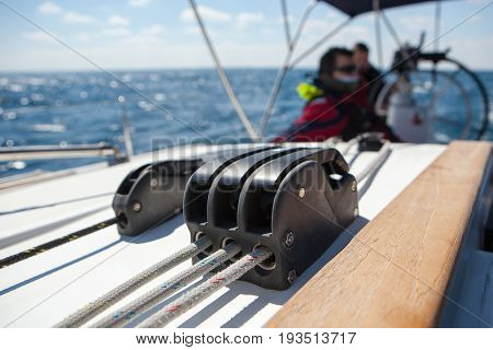 Jammers for control ropes on a sailing boat