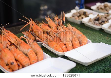 Seafood : Prawn On Grill In Foam Polystyrene Tray Box