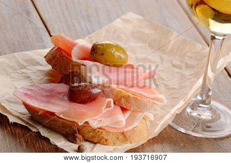 Open Jamon Sandwiches With White Wine
