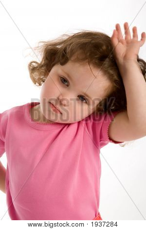 Une petite fille frisée
