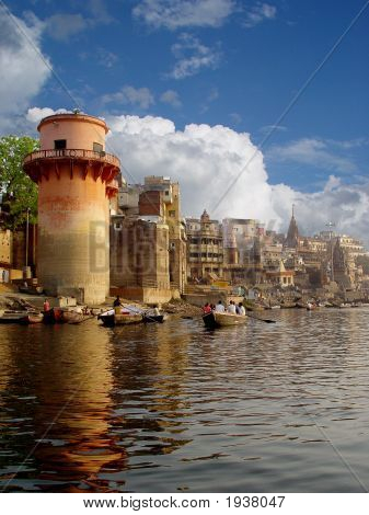 Il fiume Gange. La città di Saint Varanasi. Passo la pietra. Le barche.