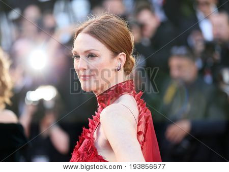 Julianne Moore attends the 'Ismael's Ghosts (Les Fantomes d'Ismael)' screening and Opening Gala during the 70th annual Cannes Film Festival at Palais des Festivals on May 17, 2017 in Cannes, France. 