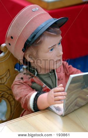 Dirigent Puppe lesen Zeitung
