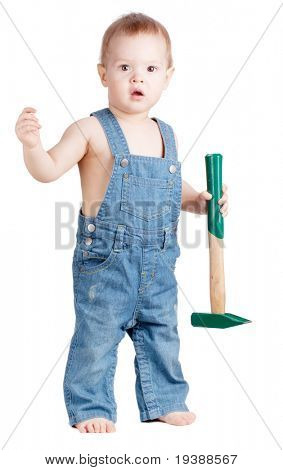 เด็กเล็กที่ผู้ปฏิบัติงาน ด้วยค้อน แยกต่างหากบนพื้นสีขาว