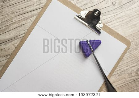 Close up shot of a reflex hammer on a cilp pad