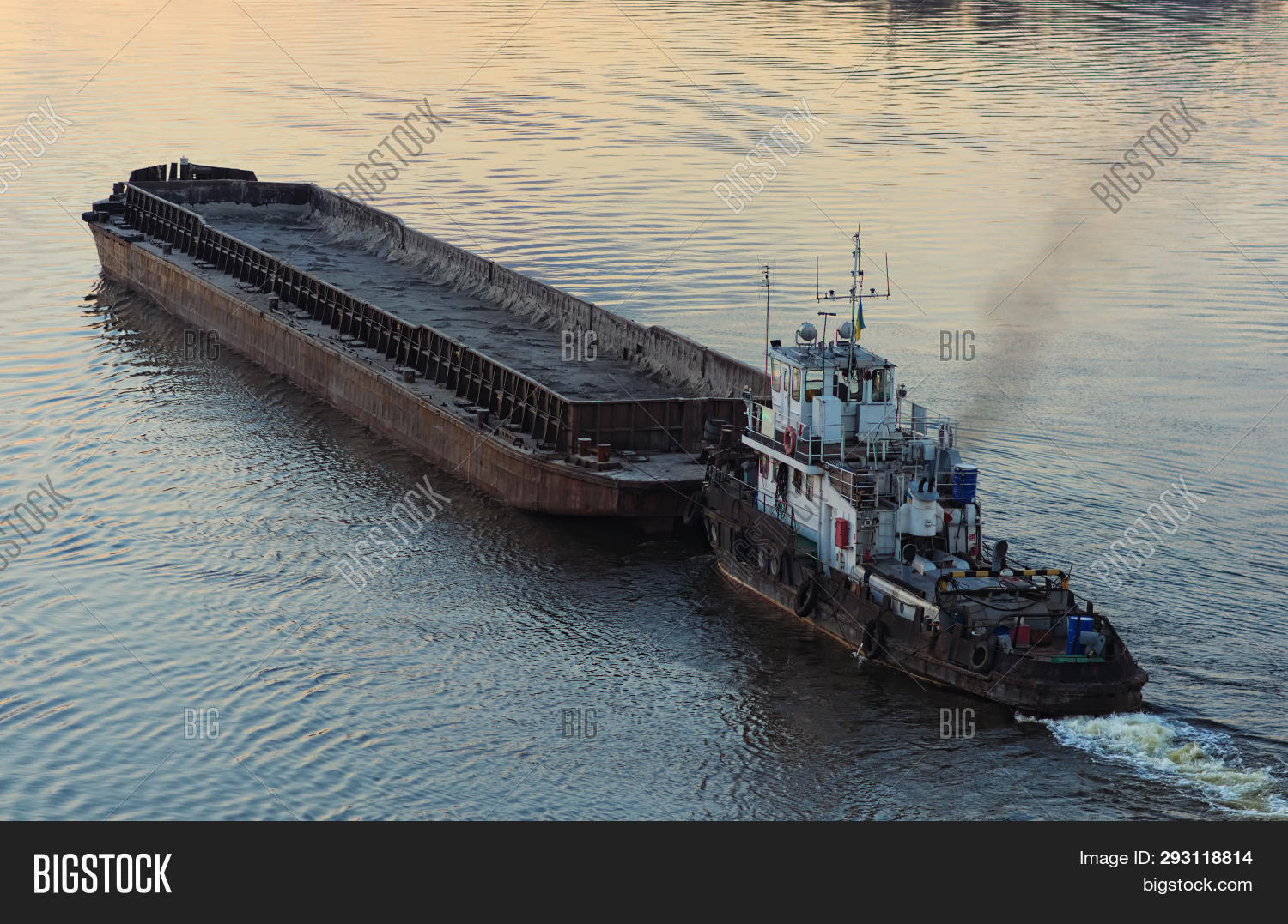 буксировка баржи. пустая баржа. бсн-531 баржа сухогрузная несамоходная. пустая баржа. пустая баржа.