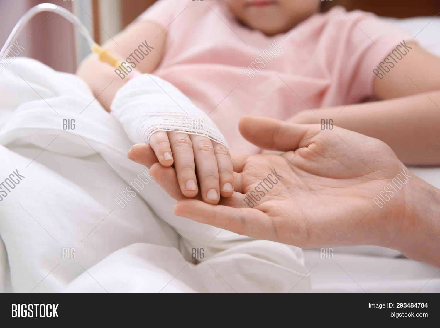 Массаж при артрите пальцев руки. Детский массаж рук. Бародавки на руках у ребёнка. Как руками вылечить ребенка. Оказание помощи детям.