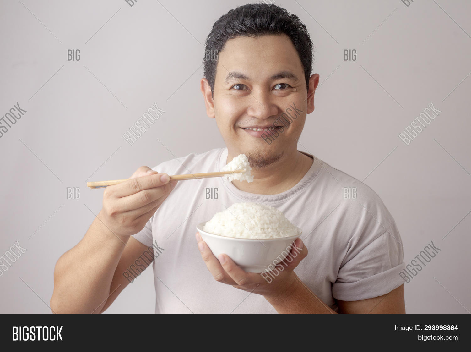 рис азиаты едят рис. японцы едят рис палочками. китаец ест рис. рис азиаты едят рис. китаец с палочками.
