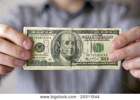 Cento banconote da un dollaro in mani