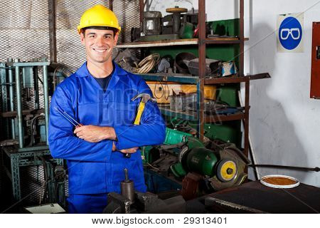 Ritratto di riparatore industriale in officina