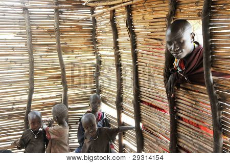 MAASAI WIEŚ SZKOŁY, WĄWÓZ OLDUVAI, TANZANIA, 23 GRUDNIA 2011 ROKU, UCZNIOWIE I CZŁOWIEK W OKNIE