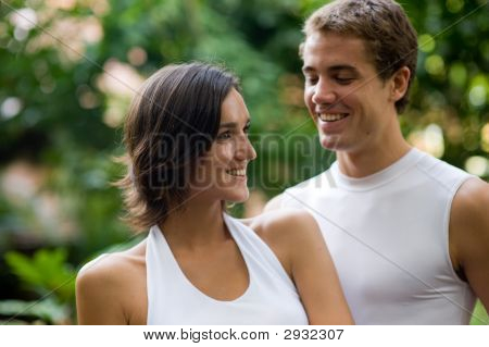 Couple à l'extérieur