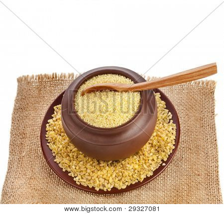 Brei Kuskus Couscous mit Bulgur, isoliert auf weiss