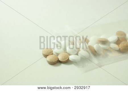 茶色し、白のバッグの丸薬