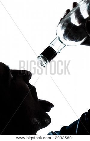 jeden kaukaski mężczyzna portret sylwetka pijany puring pusty alkohol butelka w studio na białym tle biały bac