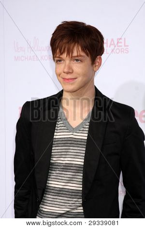 LOS ANGELES - 1 de outubro: Cameron Monaghan chega à 8ª Teen Vogue Young Hollywood Party - carro vermelho