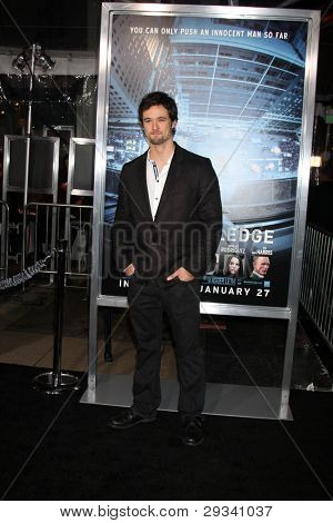 LOS ANGELES - 23 de JAN: Matthew Atkinson llega a la Premier de Los Angeles de "Man On A Ledge" en Gra