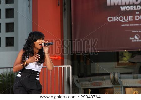 LOS ANGELES - JAN 26: Melanie Fiona esegue presso il Michael Jackson immortalato Handprint e Foo