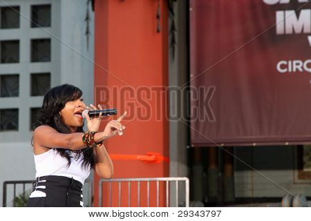 LOS ANGELES - JAN 26: Melanie Fiona esegue presso il Michael Jackson immortalato Handprint e Foo