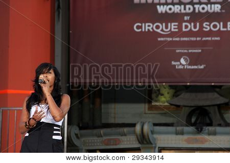 LOS ANGELES - JAN 26: Melanie Fiona esegue presso il Michael Jackson immortalato Handprint e Foo