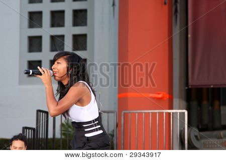 LOS ANGELES - JAN 26: Melanie Fiona esegue presso il Michael Jackson immortalato Handprint e Foo