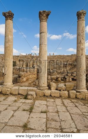 Tre colonne verticali lungo la strada romana di Jerash, Jordan