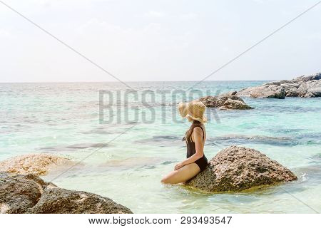 Summer Beach Holiday Woman Relax On The Beach In Free Time .