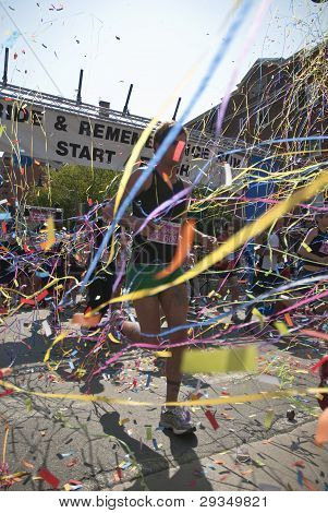 Løberne deltage i erindring Race på Toronto Gay Pride Festival.