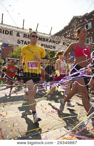Løberne deltage i erindring Race på Toronto Gay Pride Festival.