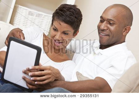 Człowiek African American kobieta kilka przy użyciu komputera typu Tablet