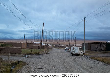 Sary-mogul, Kyrgyzstan - October 7, 2014: Gravel Road And Houses In The Village Sary-mogul In South 