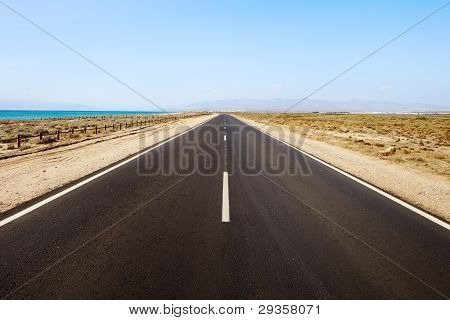 Rechte weg in desertic zeegezicht. Andalusië.