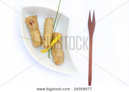 Tre gli involtini con la forchetta in un piatto