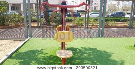 Metal Sports Equipment  For Weight Lift With Your Own Body In Outdoor Gym At City Park