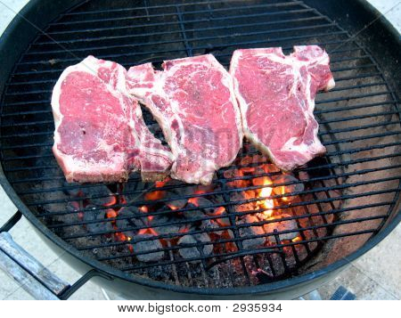 Sorakoznak a grillezés T-Bones