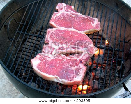 Grillezés nyers T-Bone steak