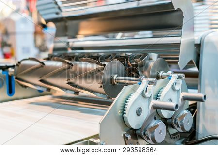 Modern And High Technology Dough Sheeter Machine For Preparing Dough And Making Pastry In Industrial